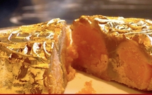 Cận cảnh quy trình dát vàng bánh trung thu siêu sang ở Hà Nội