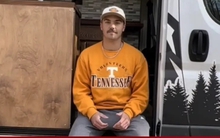 Sống trong xe van, nam sinh Mỹ tiết kiệm 1.500 USD mỗi tháng