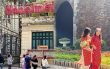 Giới trẻ Hà Nội tưng bừng rủ nhau đi chơi ngày đầu năm, thời tiết hửng nắng cực chiều lòng người