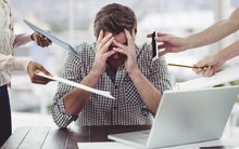 Khi công việc xâm phạm thời gian nghỉ Tết: Chạy deadline xuyên ngày đêm, mang theo laptop đi chúc Tết