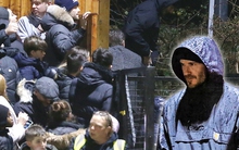 Xem con trai ra mắt CLB Ngoại hạng Anh, David Beckham phải trèo rào, luồn bụi rậm để "thoát thân"