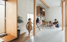 Gia đình có 3 con nhỏ sống thoải mái trong ngôi nhà phố chật hẹp nhờ thiết kế thông minh