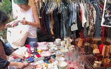 Sắm Tết ở những phiên “chợ trời” cuối cùng của năm với vô vàn món đồ độc lạ