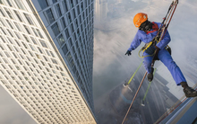 Nghề lau kính ở tòa nhà chọc trời: Đu mình cheo leo giữa hai thế giới, một cơn gió nhẹ cũng báo hiệu hiểm nguy