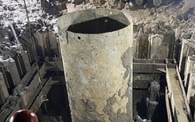 Bé trai 10 tuổi lọt xuống trụ bê tông sâu 35m: Đã đào được đến độ sâu 10m