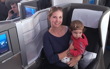 Cha mẹ gây tranh cãi khi cho con bay khoang hạng nhất: Nuông chiều con hay tận hưởng dịch vụ?