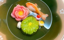 Cá chép 'ăn được' hút khách dịp Tết ông Công ông Táo