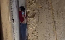 Giải cứu bé gái 9 tuổi rơi từ tầng 2, mắc kẹt giữa khe tường 25 cm