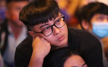 Ảnh: Loạt cảm xúc từ vui mừng, hụt hẫng đến… thở phào của CĐV ở TP.HCM trong đêm chung kết lượt đi AFF Cup