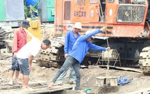 Vụ cháu bé lọt trụ bê tông 35m tại Đồng Tháp: Cần cẩu 80 tấn cứu hộ bị trục trặc