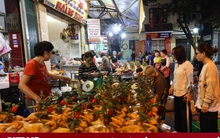 Khách cúng ông Công ông Táo 2023, chợ 'nhà giàu' Hà Nội tấp nập từ tờ mờ sáng