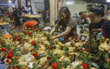 Người Hà Nội xếp hàng từ sáng sớm, chen chân mua đồ lễ ở khu chợ nhà giàu phố cổ Hà Nội