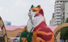 Linh vật mèo lộ diện tại Đường hoa Nguyễn Huệ: Người dân TP.HCM thích thú vì quá đáng yêu