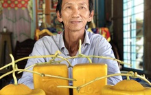 Tạo hình dưa hấu thành thỏi vàng, nông dân thu bạc triệu vụ Tết