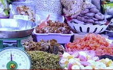 Thị trường bánh kẹo Tết: Tràn lan hàng ngoại không nhãn mác