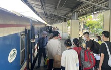 Vé máy bay, vé xe Tết còn nhưng giá cao