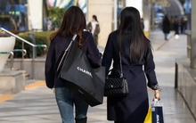 Chẳng phải Mỹ hay Trung Quốc, quốc gia châu Á này mới là thiên đường hàng hiệu, người tiêu dùng chịu chi nhất thế giới