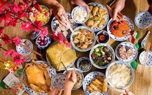 Nỗi niềm ngày Tết: Được mấy ngày nghỉ, tôi còn mệt hơn cả lúc đi làm, hết 'chạy show' thăm hỏi người quen, lại phải tiếp đón bạn tới nửa đêm chưa tàn cuộc!