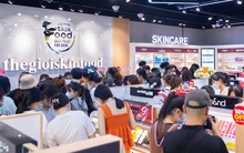 Mỹ phẩm 'đua' giảm giá, khách trả tiền phải xếp hàng