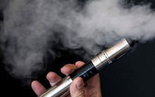 Cô gái trẻ bị phạt 4 triệu đồng vì hút thuốc trên máy bay