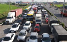 Va chạm liên hoàn trên đường về quê ăn Tết, cao tốc TP.HCM - Trung Lương kẹt cứng