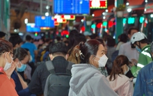 TP.HCM: Bến xe Miền Tây đông nghịt khách về quê đón Tết