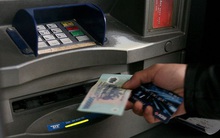 Nhu cầu rút tiền mặt tại các cây ATM giảm một nửa