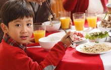 Ngày Tết đưa con tham gia tiệc tùng, cha mẹ lưu ý 15 quy tắc sau để tránh rơi vào cảnh “muối mặt”