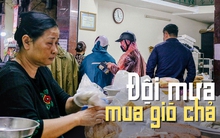 Hàng giò chả 30 năm không dành cho người bận rộn, khách "đội mưa" xếp hàng nườm nượp