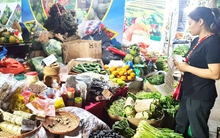Tiêu dùng Tết 2023: Chợ truyền thống bớt sôi động, 'chợ mạng' đắt khách