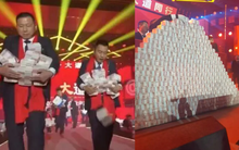 Một công ty thưởng Tết 201 tỷ đồng, "núi tiền" xếp cao 2 mét, nhân viên phải nhờ bảo vệ hộ tống về nhà