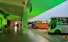 Bến xe ở Hà Nội thưa thớt khách ngày cận Tết, xe xuất bến với 2-3 khách