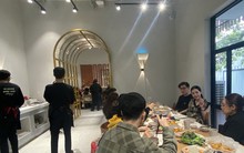 Hà Nội: Hàng quán 'cháy' bàn, khách muốn có chỗ phải đặt trước cả tuần