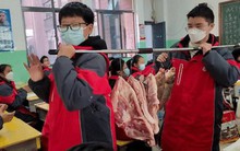 Một trường học thưởng Tết bằng thịt lợn và cá sống cho học sinh có thành tích tốt