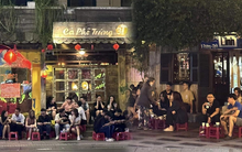 Không khí những ngày cận Tết tại TP.HCM: Giới trẻ lân la khắp mọi con đường tại trung tâm