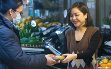 'Chợ nhà giàu' Hà Nội tấp nập, khách không ngại rút tiền triệu mua hàng