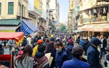 Người dân chen chân mua gà ngậm hoa hồng tại chợ nhà giàu