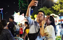 Người dân TP HCM chờ ngắm pháo hoa đêm giao thừa