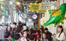Hà Nội 30 Tết đông nghịt: Dân tình rủ nhau hẹn hò cà phê, không khí háo hức chào đón năm mới ngập tràn khắp muôn nơi