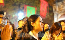 Người dân nườm nượp đi lễ phủ Tây Hồ sau thời khắc giao thừa