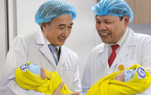 Lãnh đạo Bộ Y tế hạnh phúc đón những em bé chào đời phút giao thừa