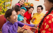 Trẻ nhận lì xì, không khí bỗng gượng gạo chỉ vì 1 sai lầm của người lớn