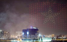 Xem lại màn trình diễn mãn nhãn của 200 flycam trên bầu trời đêm giao thừa