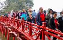 Người dân ồ ạt đổ về các điểm du xuân ở Hà Nội trong ngày đầu năm mới