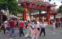 Nắng đẹp, người dân TP.HCM đi đường hoa, đi chùa cầu an