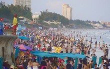 Biển Vũng Tàu ken đặc người trong ngày mùng 2 Tết