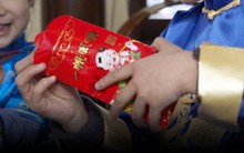 'Bác mừng tuổi cho cả 2 em cháu ở nhà nhé!' – Câu nói của con khiến tôi lặng người vì xấu hổ