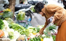 Chợ mùng Ba Tết nhộn nhịp: Lễ cúng hóa vàng, rau xanh đắt khách