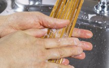 Bác sĩ cảnh báo cách rửa đũa cực nguy hiểm mà nhiều gia đình vẫn làm, đặc biệt là trong những ngày Tết