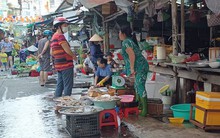 Rau xanh, cá, tôm đắt hàng vì chống ngán ngày Tết